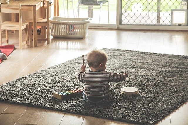 Enfant jouant de la musique chez sa baby sitter