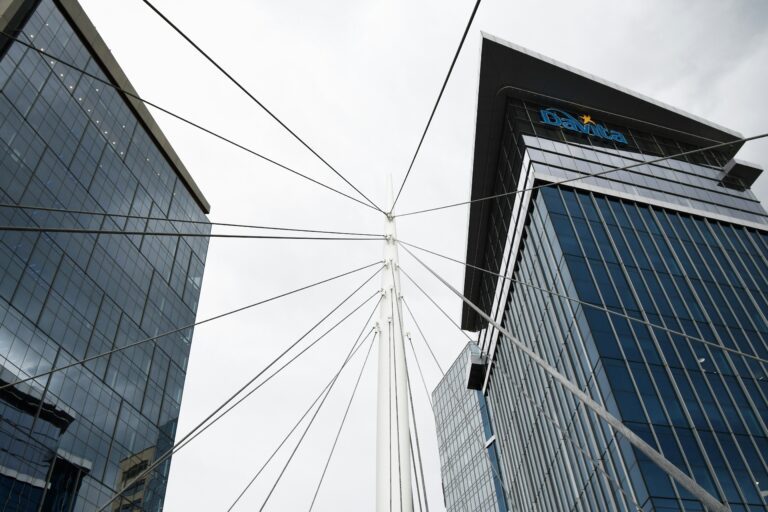 découvrez les entreprises du cac 40 et leur performance financière. consultez la liste complète des sociétés, les données boursières et les actualités économiques.