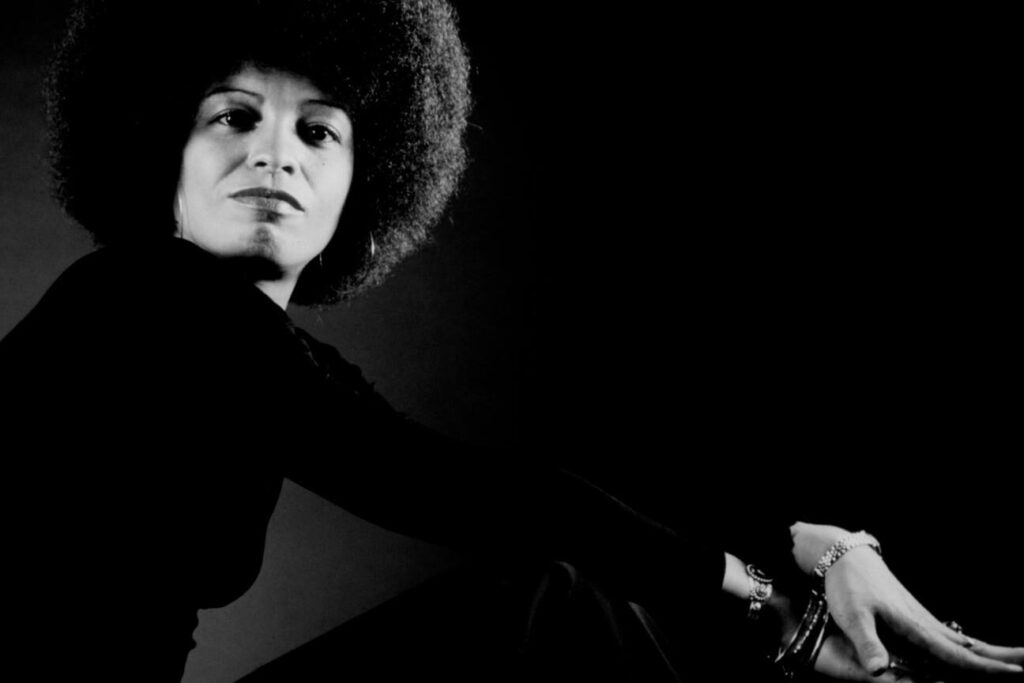 Angela Davis et son impact sur la finance : quels livres ont marqué son parcours ?