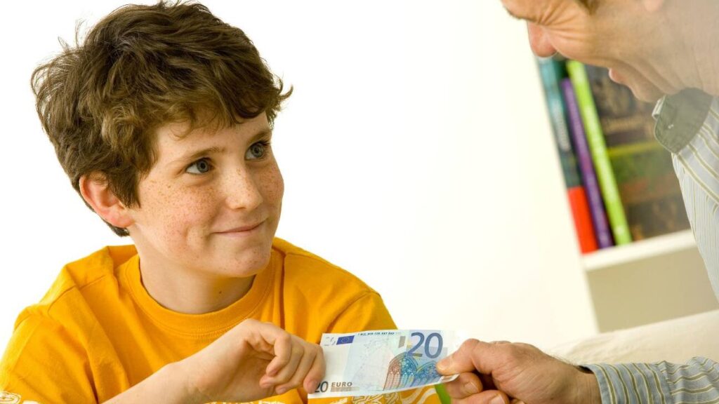 Carte bancaire et éducation financière : quand commencer avec son enfant ?
