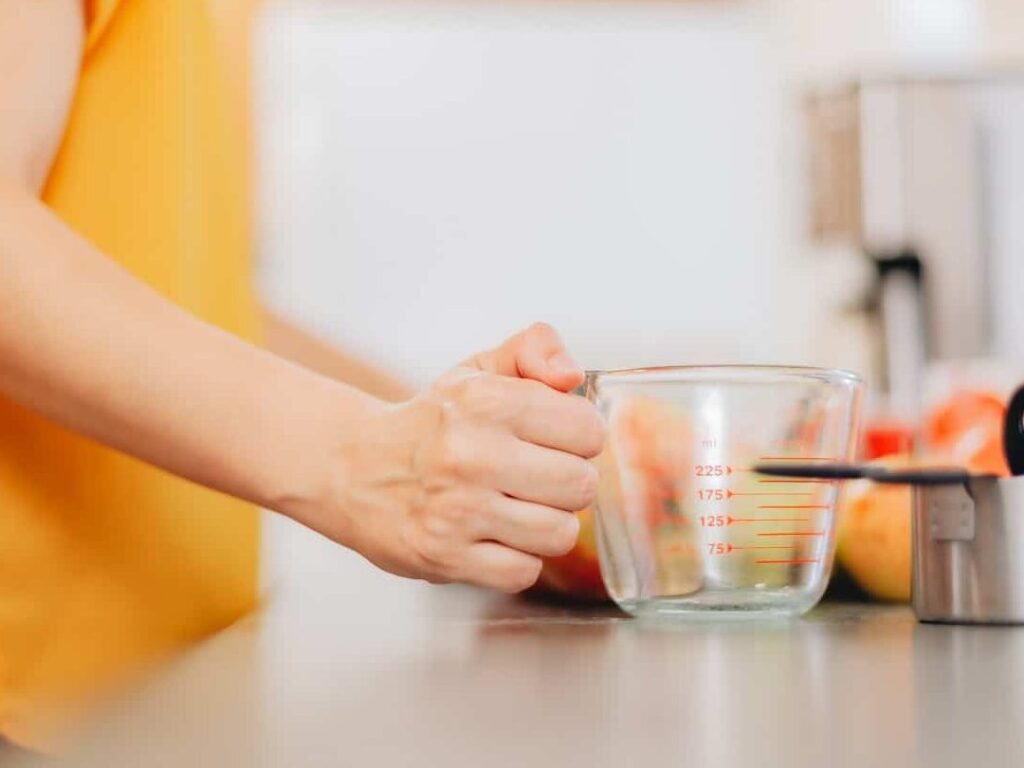 Comment convertir des grammes en millilitres pour cuisiner avec précision ?