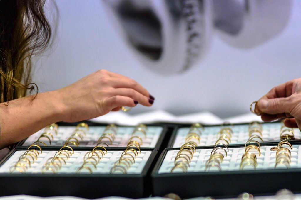 Comment devenir vendeur de bijoux ?
