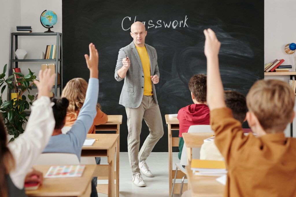 Comment les citations peuvent-elles refléter et influencer notre perception des classes sociales ?