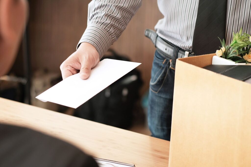 Comment remettre sa lettre de démission en main propre ?