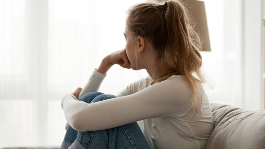 Comprendre le suicide anomique : définition et implications sociales