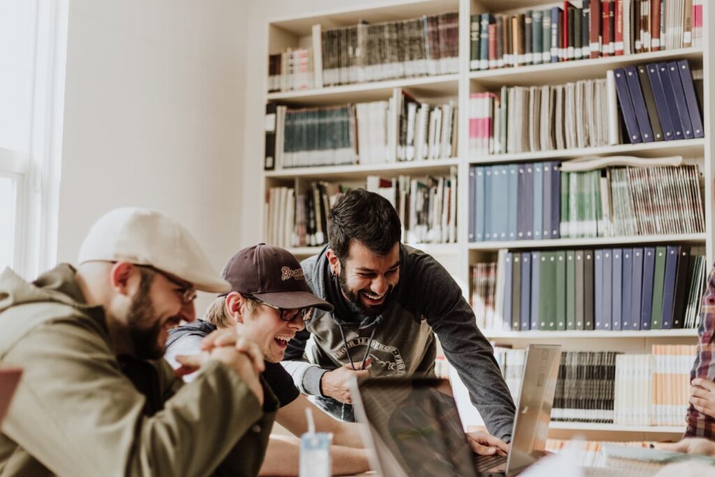 Comprendre l’éducation populaire : définition et impact sur la société moderne