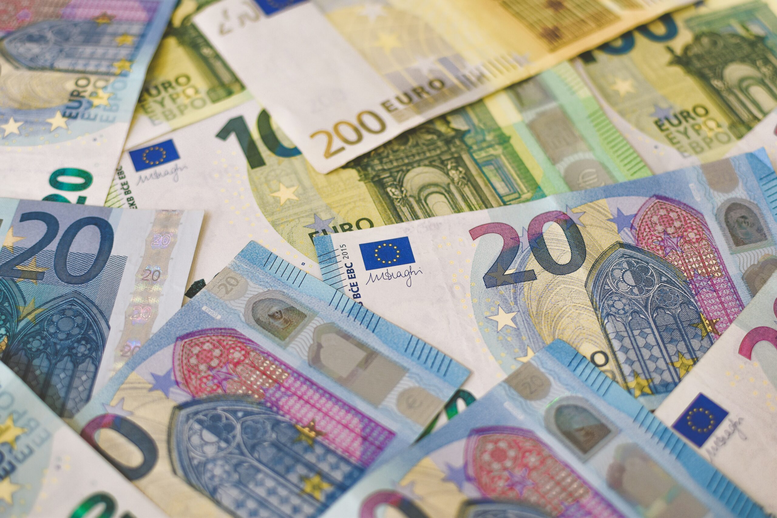 consultez en temps réel le taux de change des devises et suivez les fluctuations des valeurs monétaires avec notre outil de conversion des devises.