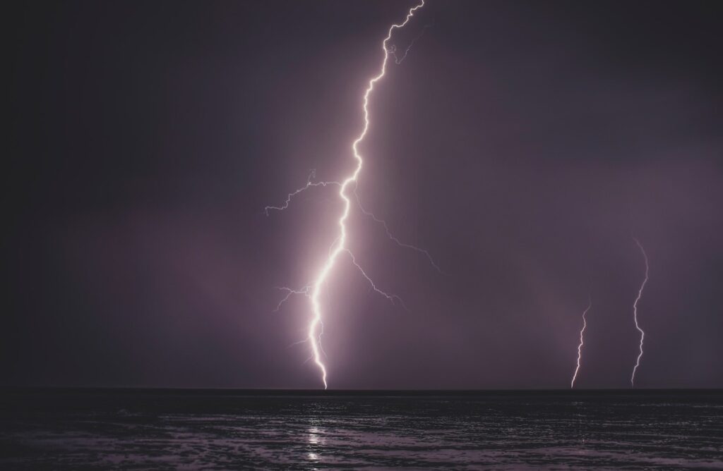 Éclair illuminant le ciel nocturne lors d’un orage – méthode pour calculer la distance
