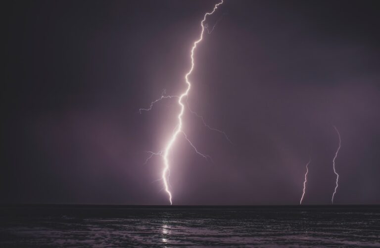 Éclair illuminant le ciel nocturne lors d’un orage – méthode pour calculer la distance