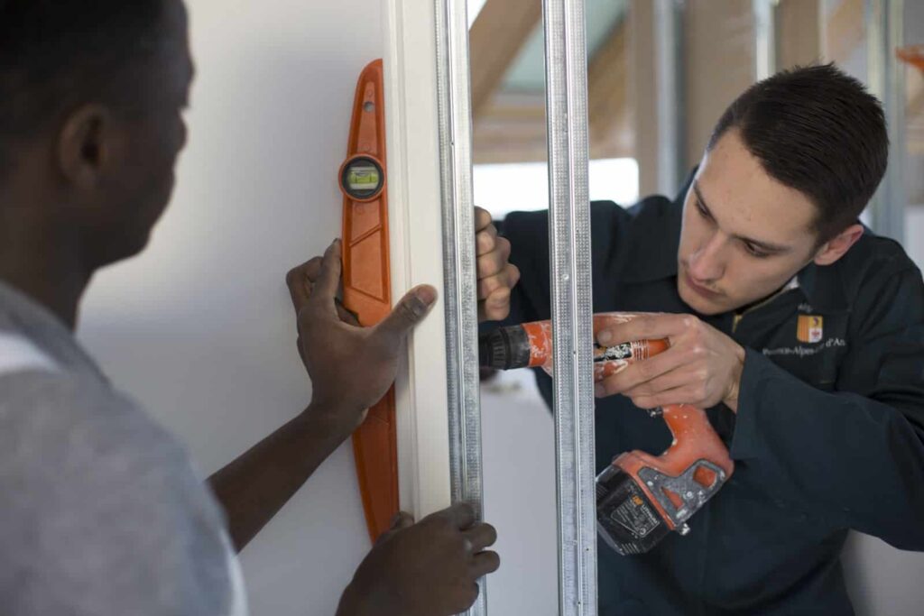Formation pratique d'un apprenti en plâtrerie dans un centre BTP