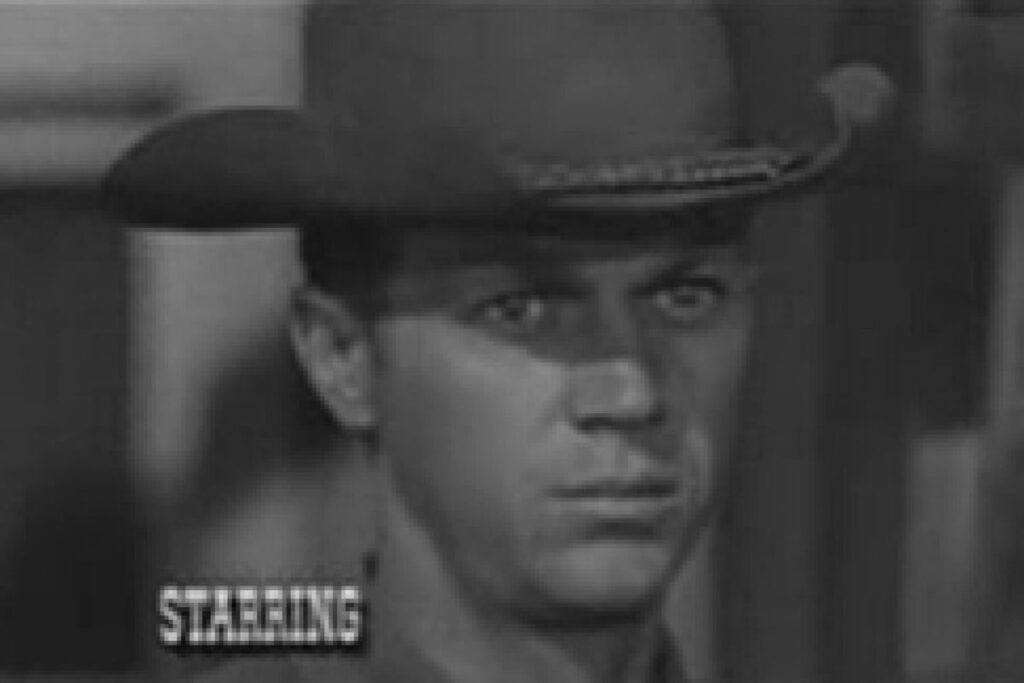 Illustration d'un homme de loi emblématique avec Steve McQueen dans la série 'Au nom de la loi'