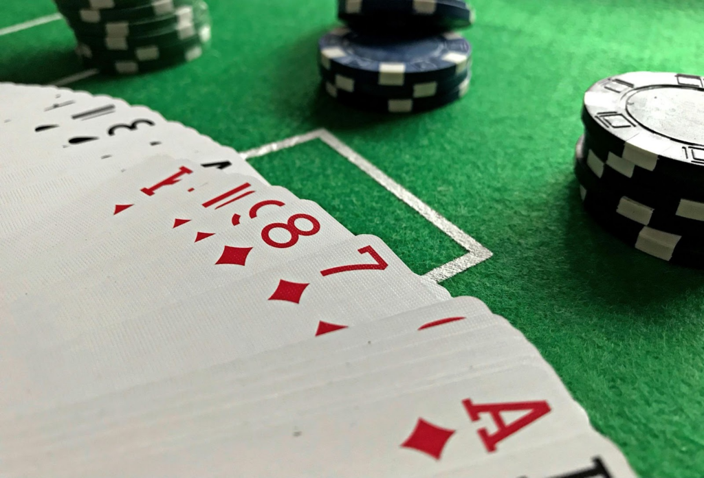 jetons et cartes sur tapis vert