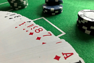 jetons et cartes sur tapis vert