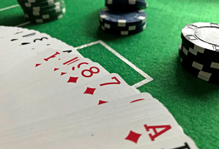jetons et cartes sur tapis vert