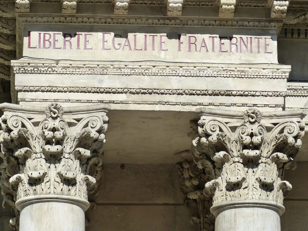 La fraternité en débat : essentielle à la société ou idéal utopique ?
