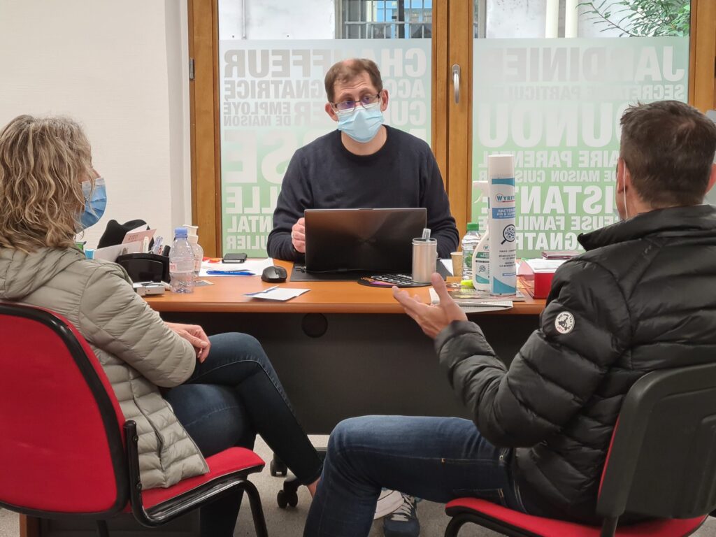 Représentants syndicaux discutant avec des gardiens d'immeuble pour défendre leurs droits face aux nouvelles lois