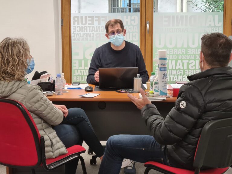 Représentants syndicaux discutant avec des gardiens d'immeuble pour défendre leurs droits face aux nouvelles lois