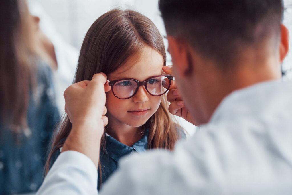 Mon fils de 6 ans ne supporte pas ses lunettes, que faire ?