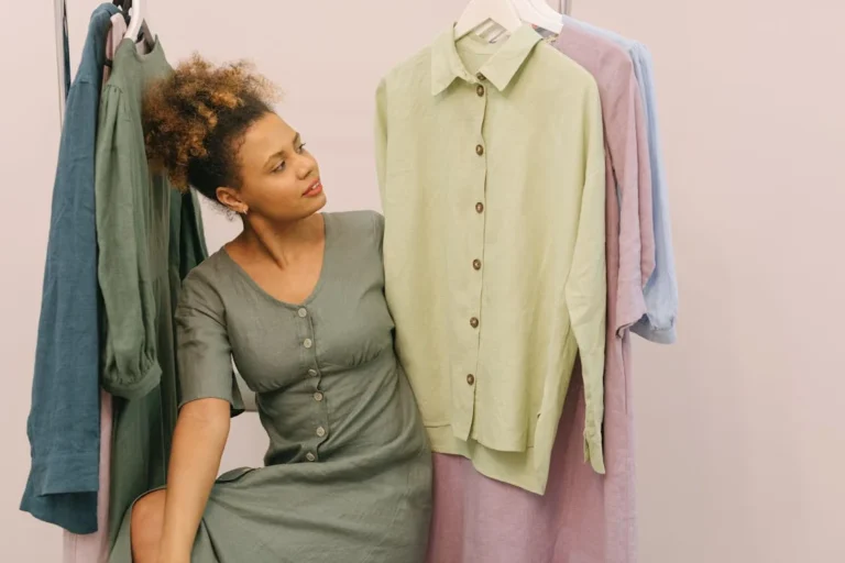femme regarde vêtements sur cintre