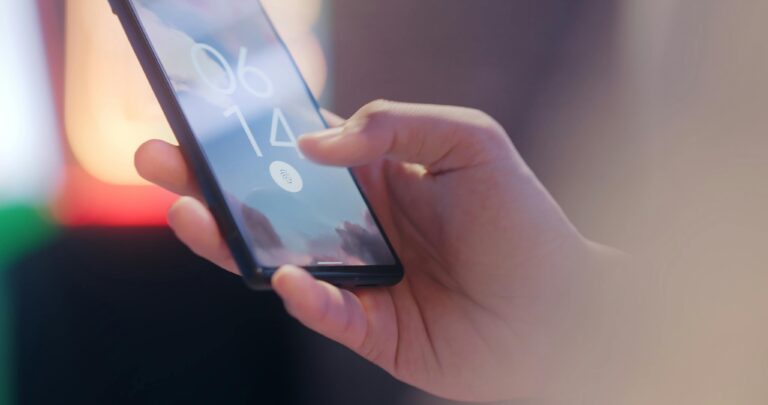 personne avec portable
