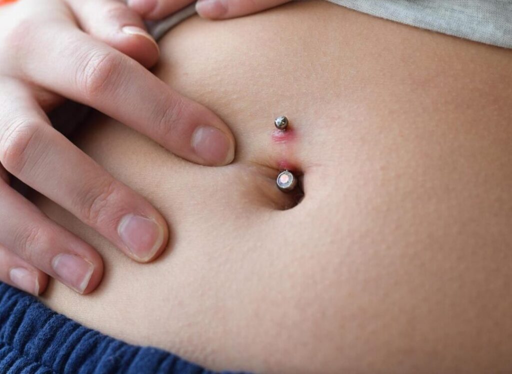 Piercing au nombril : Quels risques et comment les éviter ?