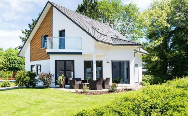 Vue aérienne d'une maison moderne et neuve, mise en avant pour évoquer le coût de construction au mètre carré.