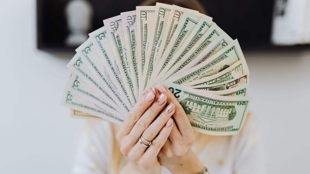 Quel est le salaire médian en France en 2023 ?