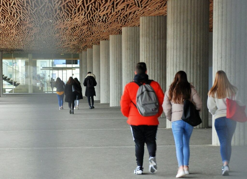 Quelles sont les spécialités proposées au lycée Jean Mermoz ?