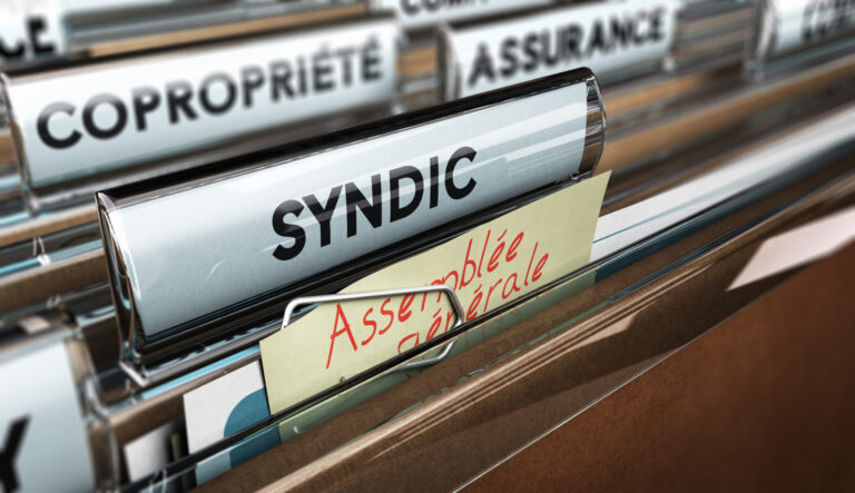 Syndic de copropriété en réunion avec les copropriétaires pour l'application de l'article 18 de la loi de 1965