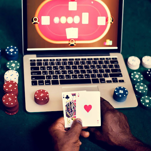 ordinateur et cartes à jouer