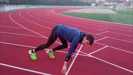 Comment la technique de départ en athlétisme affecte le résultat du sprint
